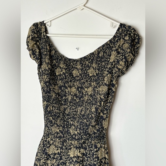 Elegant Black and Gold Women's Dress - Picture 4 of 14